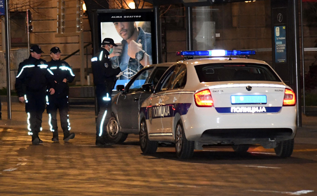 Шетала током полицијског часа: Жена присилно одведена кући након што је одбила да се склони са улице