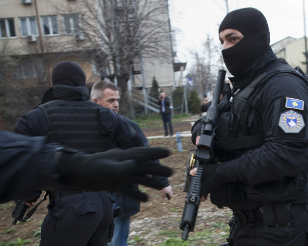 Приштина планира да уведе војску у четири српске општине: Корона параван за опсаду севера
