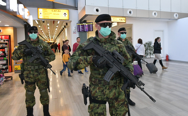 По свету тренутно највише индивидуалних туриста из Србије, држава покушава да им помогне око повратка: Чартером стиже 280 Срба из Египта