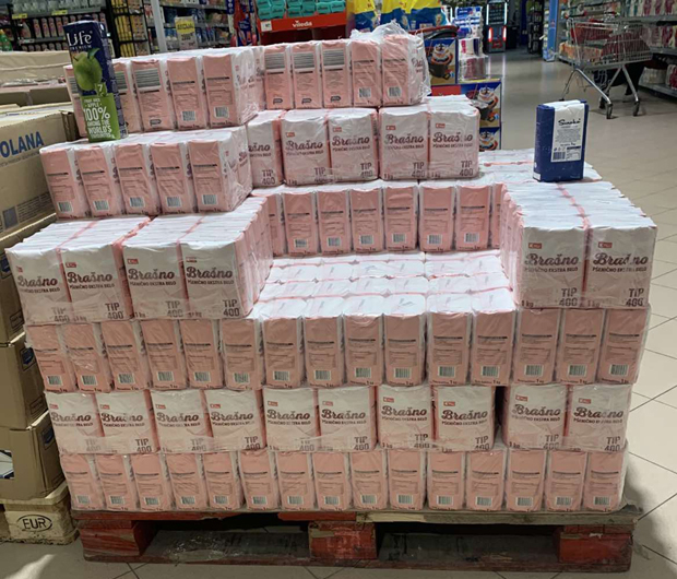 Панична куповина због корона вируса, у продавницама не стижу да сложе робу: Хране има, апел да се не праве залихе