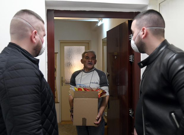 Млади широм престонице почели да достављају намирнице најстаријим суграђанима који живе сами: Руке волонтера пуне доброте