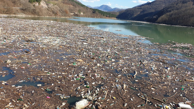 Највећа река Рашке области постала сметлиште: Лим пун лима и отпада