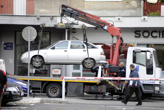 Паук се не плаши вируса корона: Непрописно паркирана возила лете на Старо сајмиште
