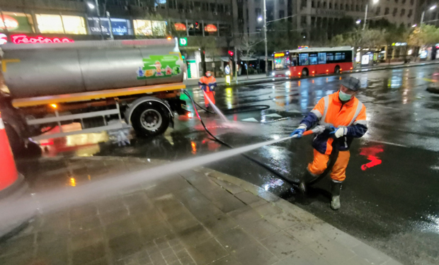 Радници Чистоће хлором чисте и дезинфикују јавне површине у Београду