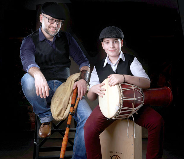 Музичка порука из Кикинде, једног од жаришта короне у Србији: Отац и син приређују концерте у кући, а преко Фејсбука слушају их широм земље и света(ВИДЕО)