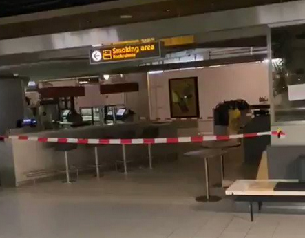 Наши студенти су заробљени у Амстердаму: Имамо мање од 24 сата да напустимо земљу јер ће аеродром да се затвори, немамо храну, не можемо да се јавимо породици (ВИДЕО)