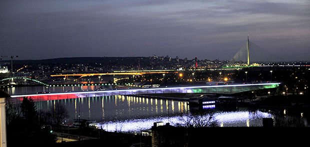 ГРАЂЕВИНЕ у Београду ОСВЕТЉЕНЕ у бојама застава пет земаља (ФОТО)