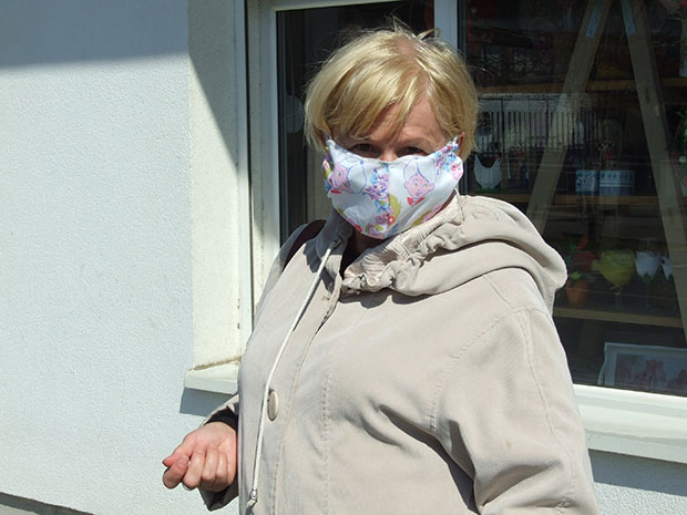 Шију и за медицинске раднике: Неготинска кројачица прави заштитне маске и поклања из грађанима