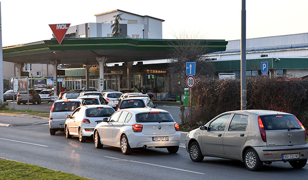 Немамо проблем с бензином и нафтом, то су измишљотине: Вучић о  гужвама на бензинским станицама (ФОТО)