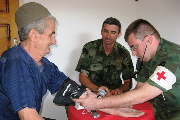 Исплата најстаријима у карантину: Војници спремни и да деле пензије