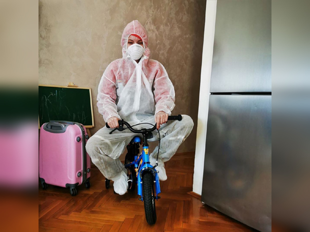 Фолкерка позирала на маленом бициклу: Славица Ћуктераш заштићена од главе до пете