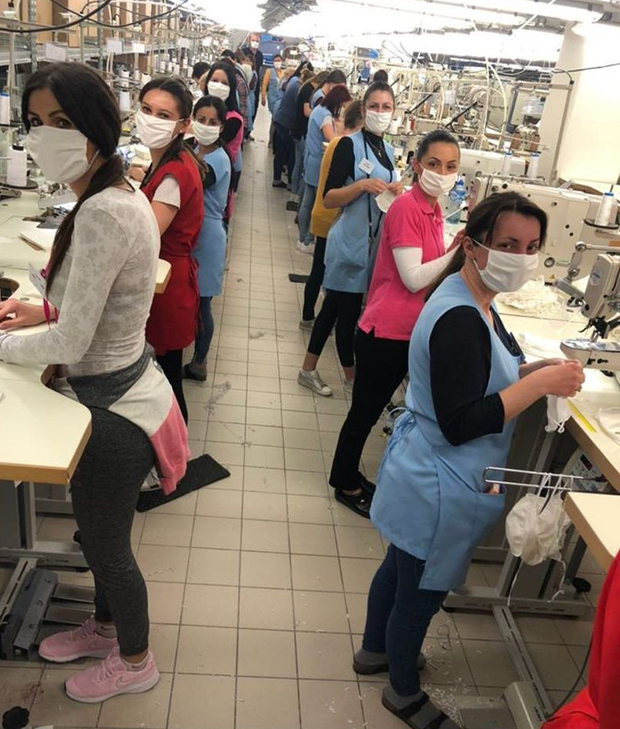 Шију штит од вируса: Раднице из Сомбора бесплатно израђују маске