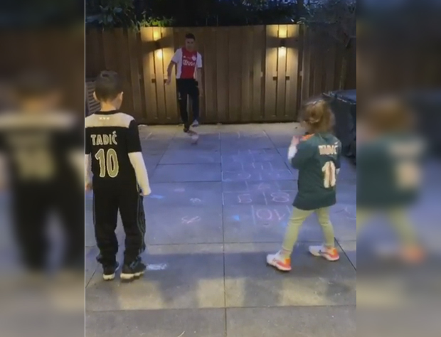 Српски спортисти паузу проводе са породицама: Тадић шутира са децом пенале у дворишту