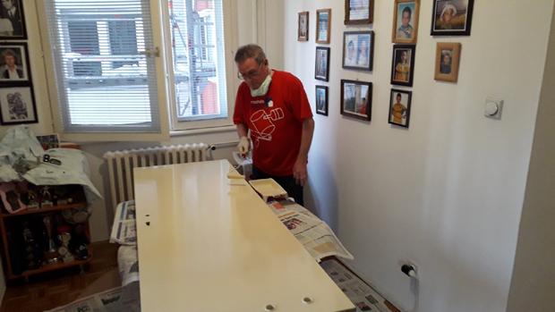 Београђанин нашао начин да прекрати досаду у изолацији: Борислав кречи кућу