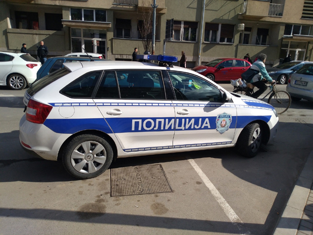 Оборио супругу на тротоар, па јој ударао главу о бетон: Ухапшен мушкарац у Голупцу