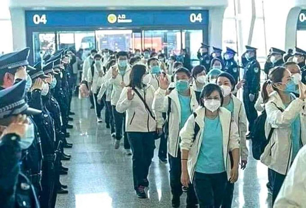 Поздрав херојима: Кинески војници салутирају медицинарима (ФОТО)