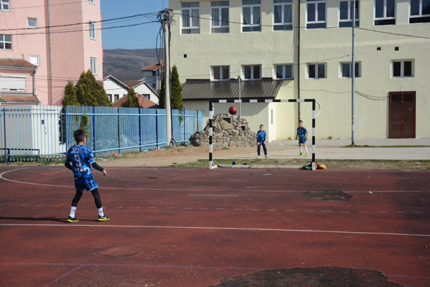 Фудбалери са севера Косова на необичан начин се боре против опасног вируса: Погоди пречку и изазови друга