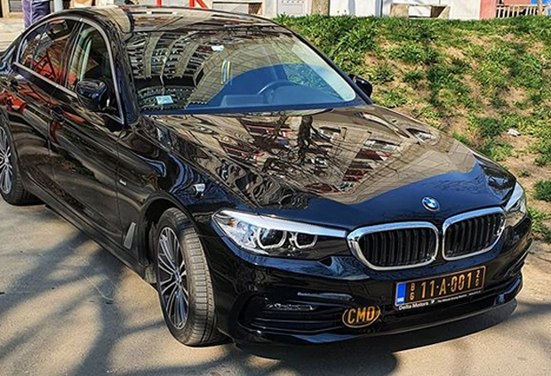 Бахато паркирање са дипломатским таблицама: Кола једне амбасаде блокирала степенице у Београду, уследило извињење (ФОТО)