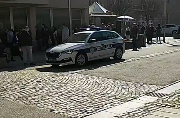 Неке полиција не може да раздвоји једне од других, док су неки пример осталима: Погледајте два супротна примера држања дистанце (ФОТО/ВИДЕО)