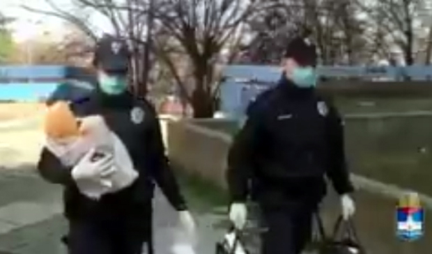 Полиција носи бакама и декама све што им треба и апелује: Ми смо увек ту, због вас! Останите код куће (ВИДЕО)