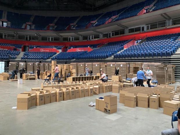 Пензионерима пакети до петкa: Почело паковање помоћи за најстарије Београђане