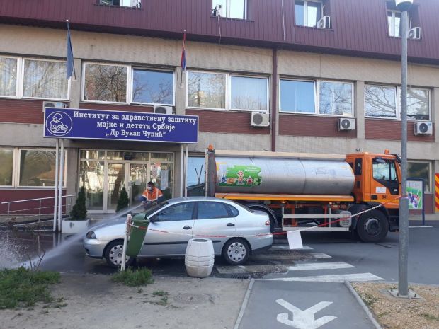 Шмрк пред амбулантама: Чистоћа и Зеленило у акцији дезинфекције јавних површина