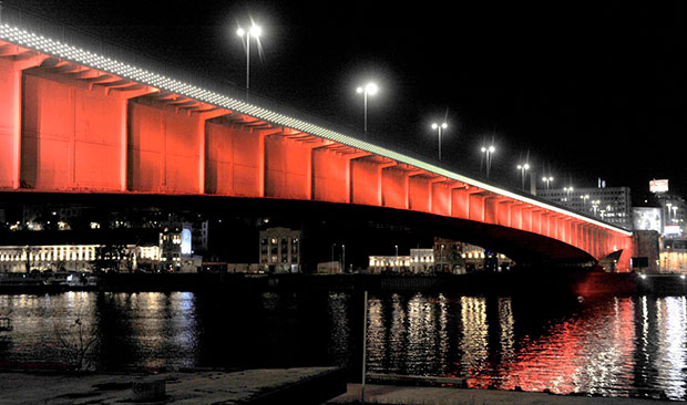 Мостови и зграде у црвеној боји: Престоница се захваљује Кини на помоћи