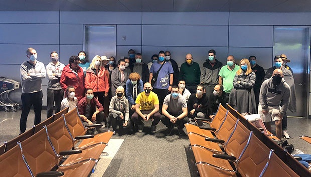 “Синови су ми заробљени на аеродрому у Дохи, нико не зна када ће бити избављени”: Мајка младића који са групом Срба два дана чекају лет за Београд