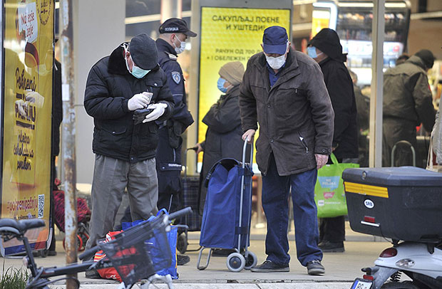 Најстарији грађани у куповини: Дисциплиновано са маскама чекали свој ред (ФОТО/ВИДЕО)