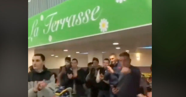 Партизановци донели роштиљ: Навијачи црно-белих из Париза прискочили у помоћ нашим заточеним људима на аеродрому (ВИДЕО)