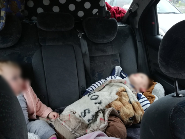 Наши држављани са БЕБАМА БЛОКИРАНИ НА ГРАНИЦИ Словеније са Хрватском: Три дана спавају у колима, не знају како ће у Србију!