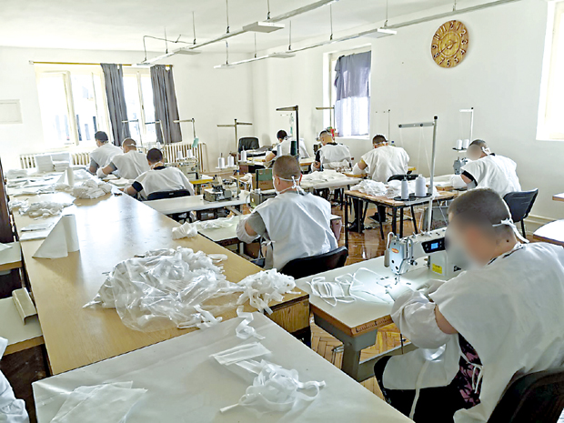 У КПЗ у Пожаревцу, Нишу и Сремској Митровици шију опрему: Дневно направе 3.000 маски





