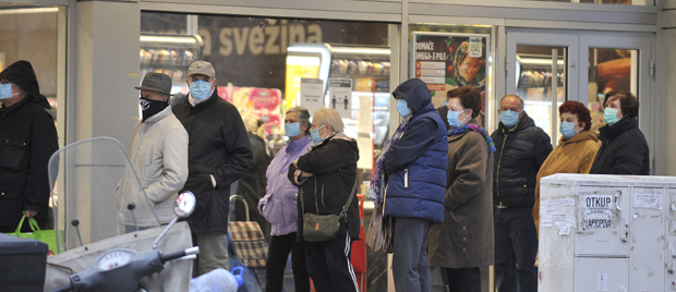 Велики број старијих суграђана од четири до седам искористио привремени прекид седмодневне изолације: Дружење пензионера у редовима за хлеб и млеко