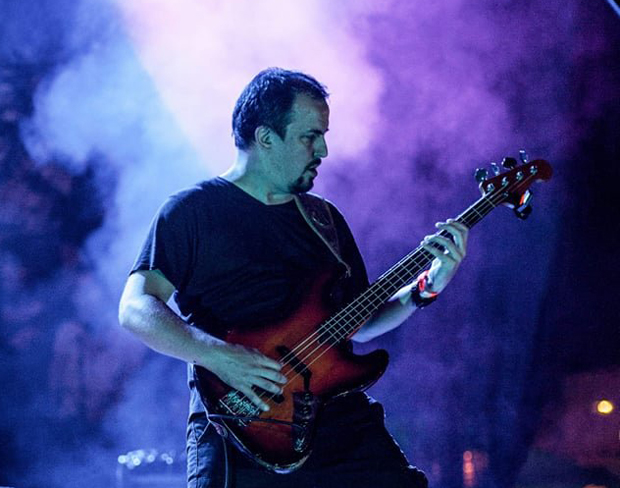 Свира са Балашевићем, Карајлићем, а сада је променио професију: Музичар - социјални радник у старачком дому
