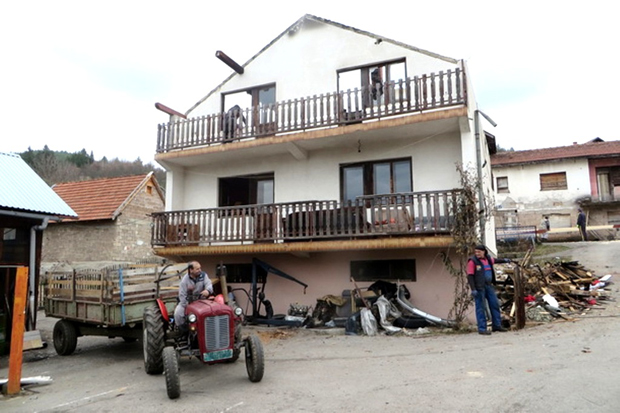 У Рогатици комшије јаче од паљевине: За 10 дана санирали пожар и поправили кров