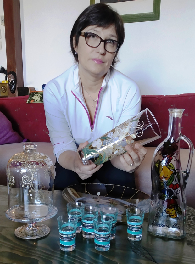 Самохрана Татјана Шабан из Параћина осликава предмете од стакла: Уникати за душу и допуну кућног буџета