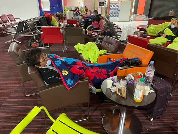 Преко 170 Срба заробљено у Паризу, апелују за помоћ: Људи су већ три дана на аеродрому, има старих, немамо више новца, а у Француској ће карантин трајати 6 недеља