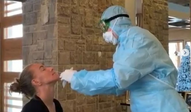 Погледајте како изгледа тестирање на вирус корона: Руска тенисерка поделила занимљив видео на друштвеним мрежама (ВИДЕО)