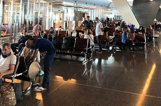 Спавали смо на клупама за седење, 10 минута туширања кошта 35 евра: 
Преко сто Срба који су били заробљени на аеродромима широм света, полетело из Дохе за Србију