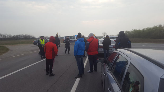 Срби данима ЗАРОБЉЕНИ на аустријско-мађарској граници: 36 људи без хране и лекова, трудница се СМРЗАВА на минус шест, бубрежни болесник мокри крв (ФОТО / ВИДЕО)