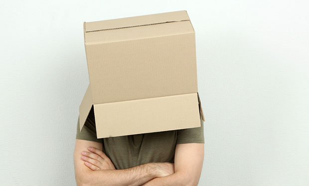 Фантом са Сајма: Београђанин се током полицијског часа крије иза картонске кутије кад наиђе патрола (ВИДЕО)