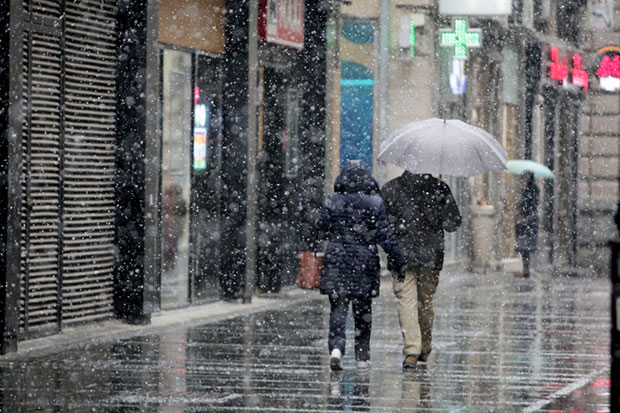 На почетку пролећа стигао СНЕГ: Југ и исток земље се већ забелели, сутра цела Србија под белим покривачем