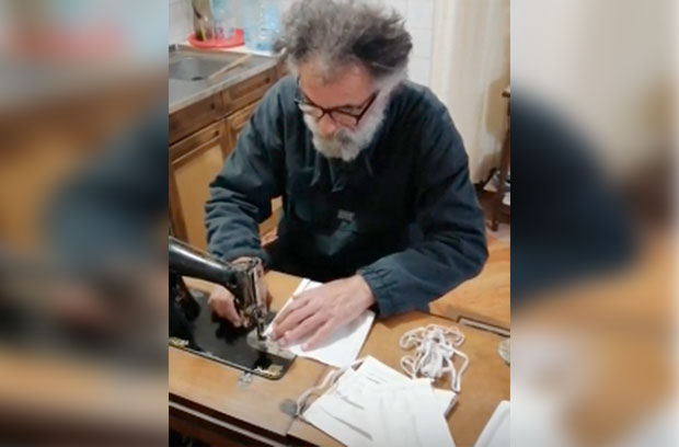 Уместо на позорници, за машином за шивење: Глумац Народног позоришта шије заштитне маске (ВИДЕО)