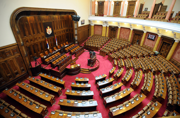 Мало посланика свраћа у парламент: Мандат завршавају телефоном и мејлом