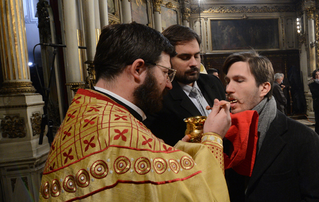 Црква не може да обустави примање Свете тајне: Причешће може да се обави и код куће, богојављенском водицом