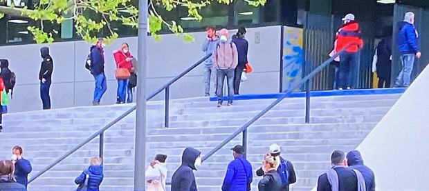 Ово је ратна медицина и треба објавити рат вирусу: Народ нагрнуо по Раултов лек