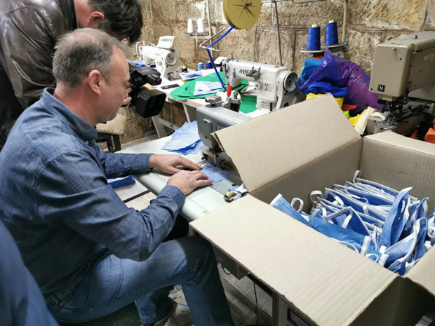 Маске из домаће радиности: Широм Србије фирме и појединци производе заштитна средства за суграђане