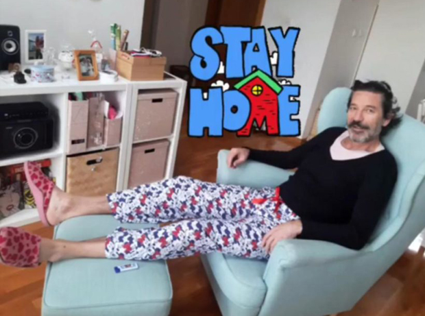 Останите у пиџами: Гаги Јовановић шаље поруку у дезенираним папучама