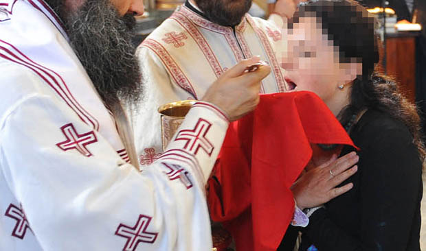 Нико се не причешћује принудно: СПЦ реаговала на панику у јавности због сцена из Новог Сада