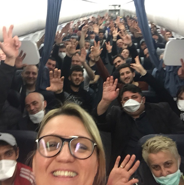 Одлетела последња група Срба из Париза: Авион дупке пун, међу путницима и две бебе, неки од њих чекали на аеродрому седам дана